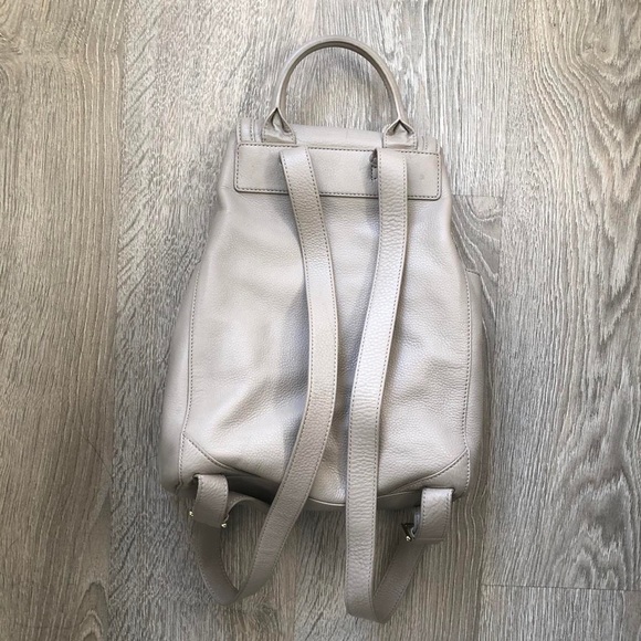 Tory Burch flap backpack in French Grey pebbled leather - Picture 2 of 4